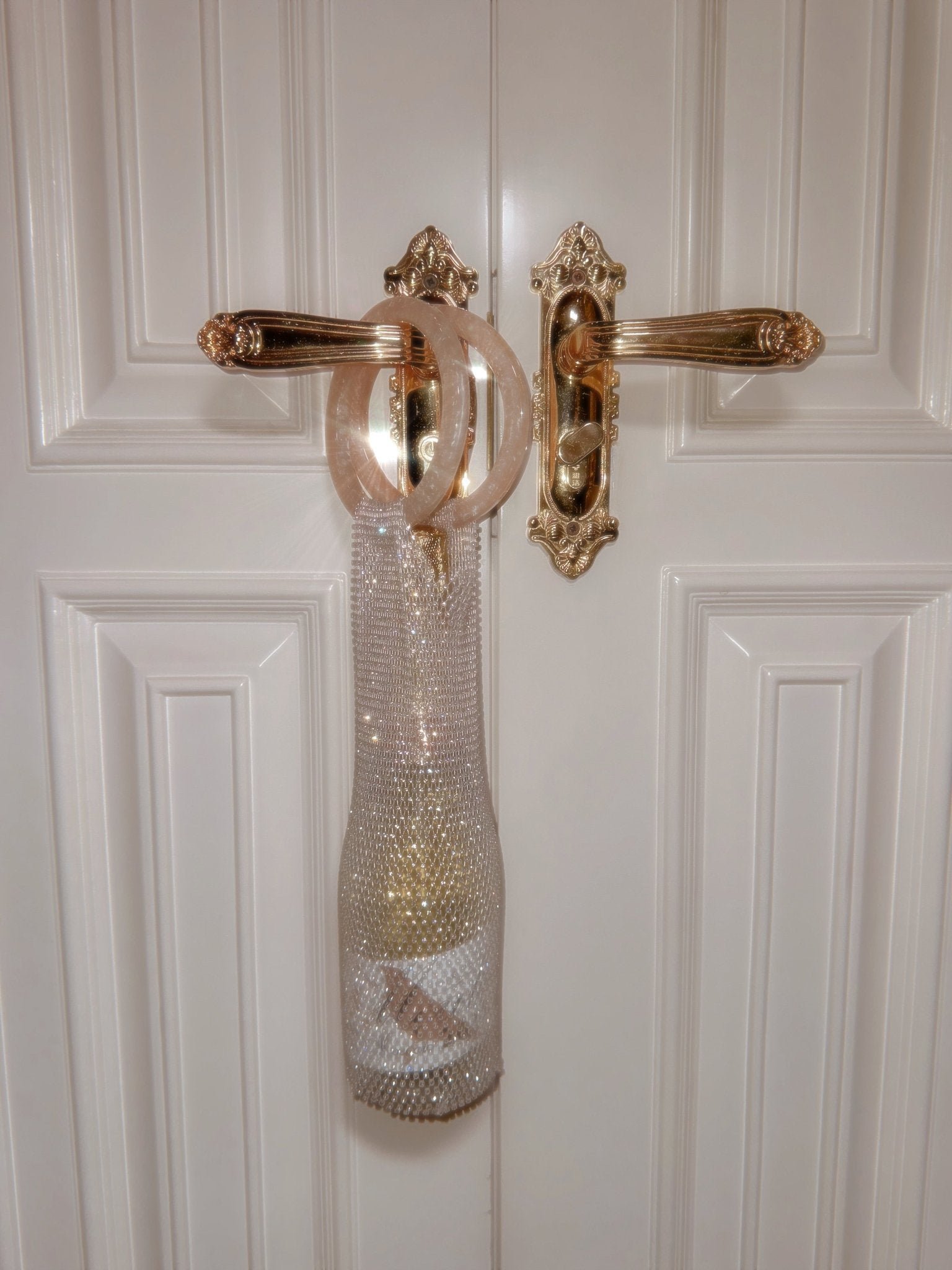 Premium mesh bottle tote with resin handle