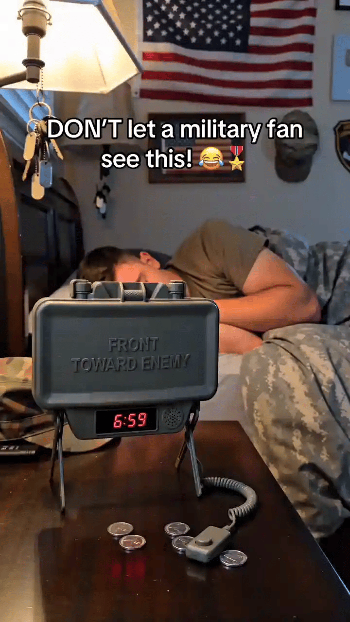Despertador con alarma de sargento instructor, inspirado en el estilo militar, con control Clacker portátil