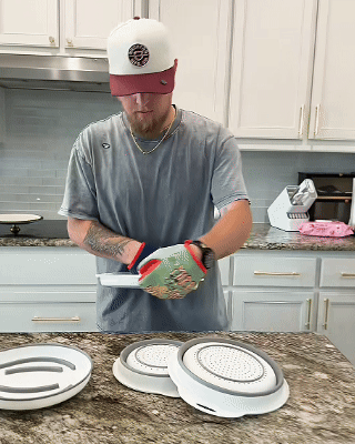 Collapsible colanders with self-draining base