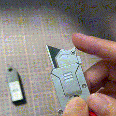 2-in-1 Folding Utility Knife & Scraper Action