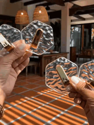 Heavy-duty hexagonal ripple self-adhesive wall hooks